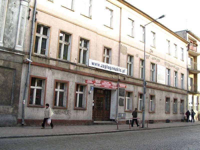 Brązowy budynek 3