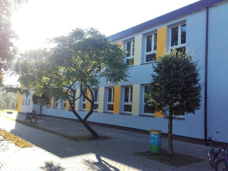 Niebiesko pomarańczowy budynek