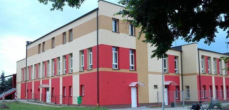 Czerwono brązowy budynek
