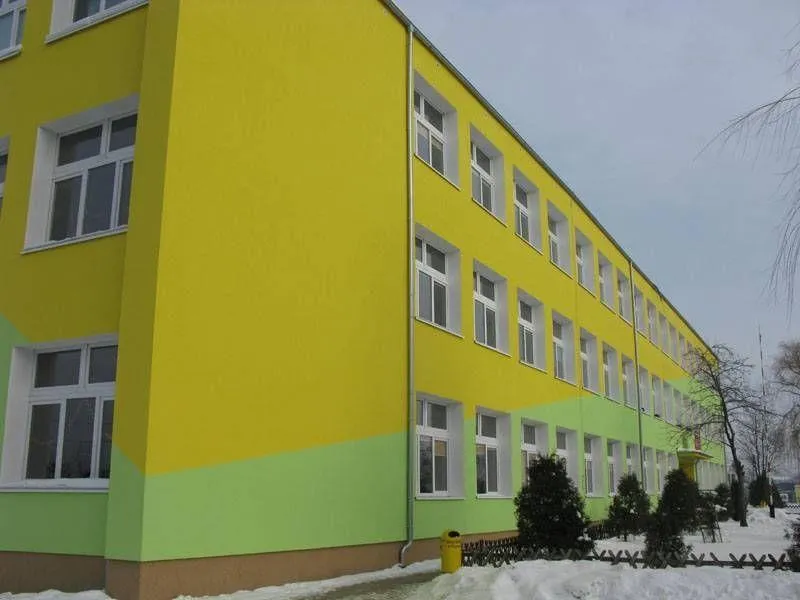 Zielono żółty budynek 5