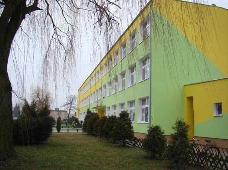 Zielono żółty budynek 3