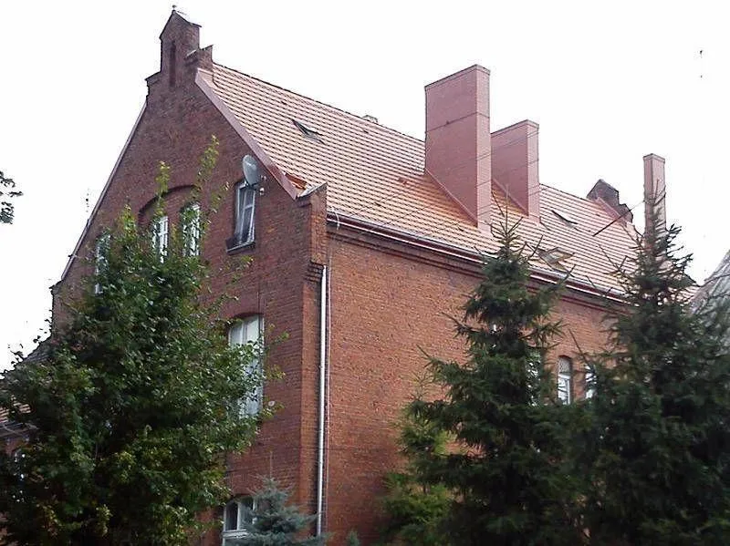 Ceglany budynek z czerwonym dachem 2