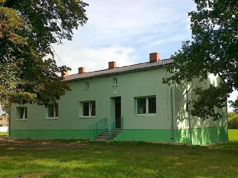 Budynek z zielonym fundamentem