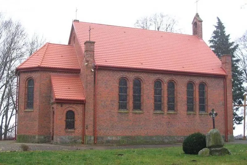 Ceglany kościół z czerwonym dachem