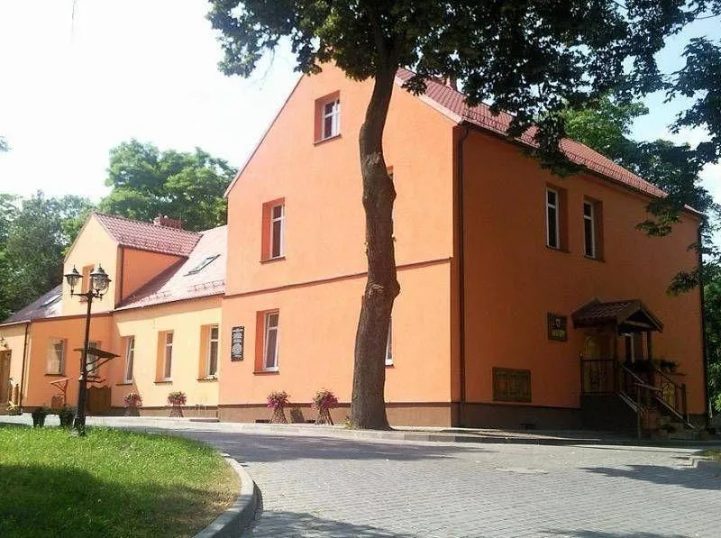 Pomarańczowy budynek z brązowym fundamentem 1
