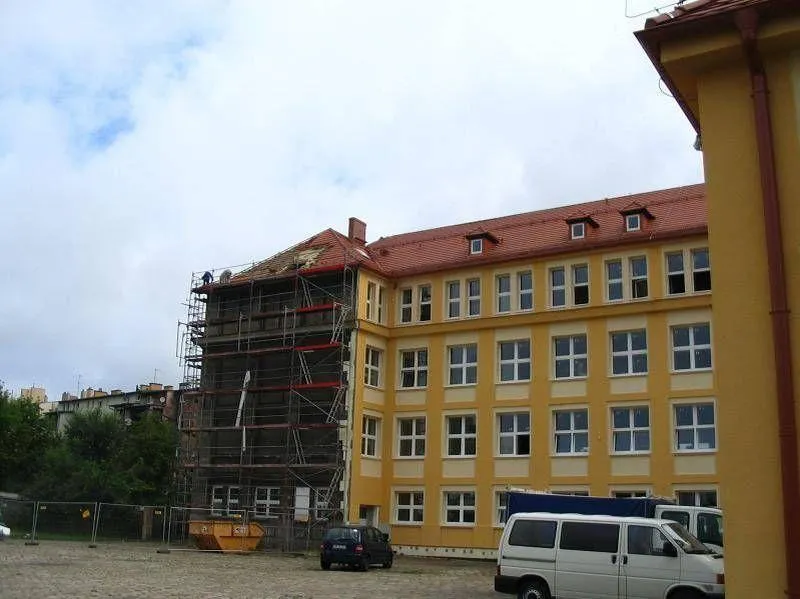 Pomarańczowo beżowy budynek w trakcie remontu