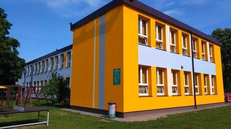 Pomarańczowy budynek z szarym paskiem