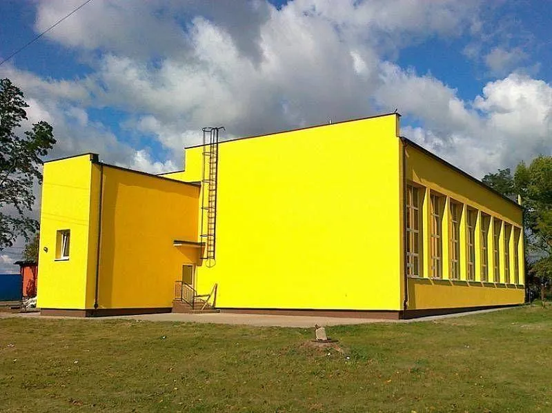 Żółty budynek