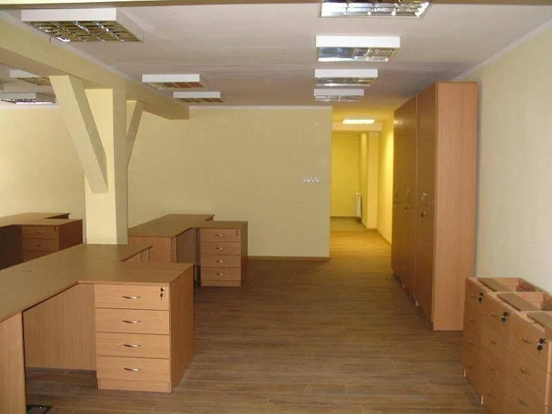 Pomieszczenie z biurkami