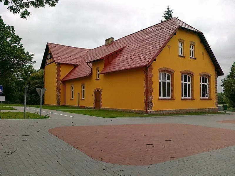 Pomarańczowy budynek z czerwonym dachem 1
