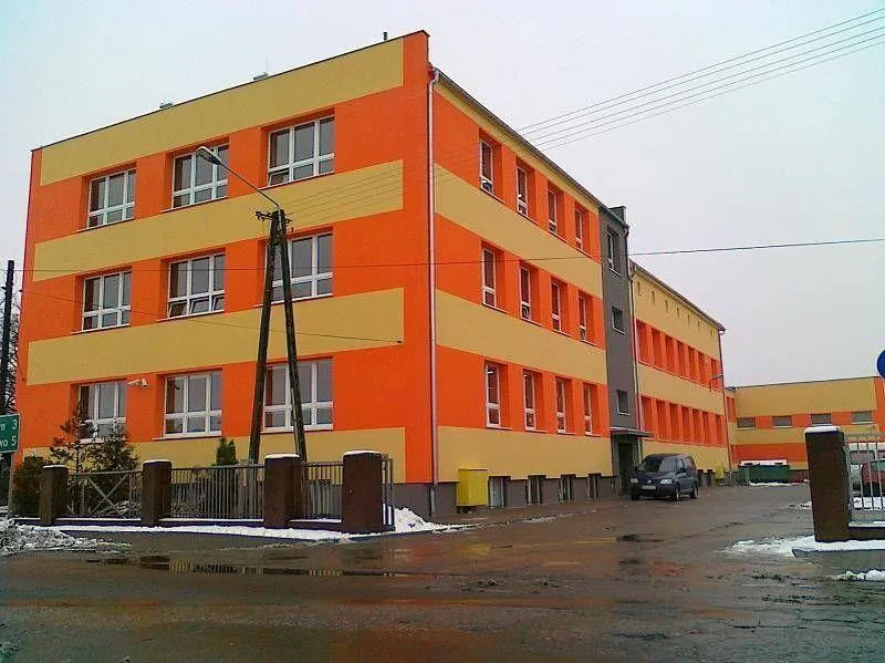 Pomarańczowo żółty budynek 2