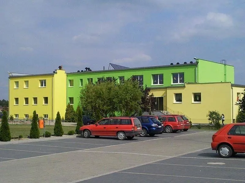 Zielono żółty budynek