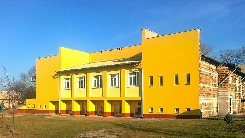 Żółty budynek w trakcie remontu